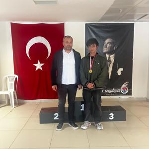 ADANALI HÜSEYİN KAAN TÜMER, SATRANÇTA BÖLGE ŞAMPİYONU OLDU: TÜRKİYE FİNALLERİNE KATILACAK - fotoğraf 2