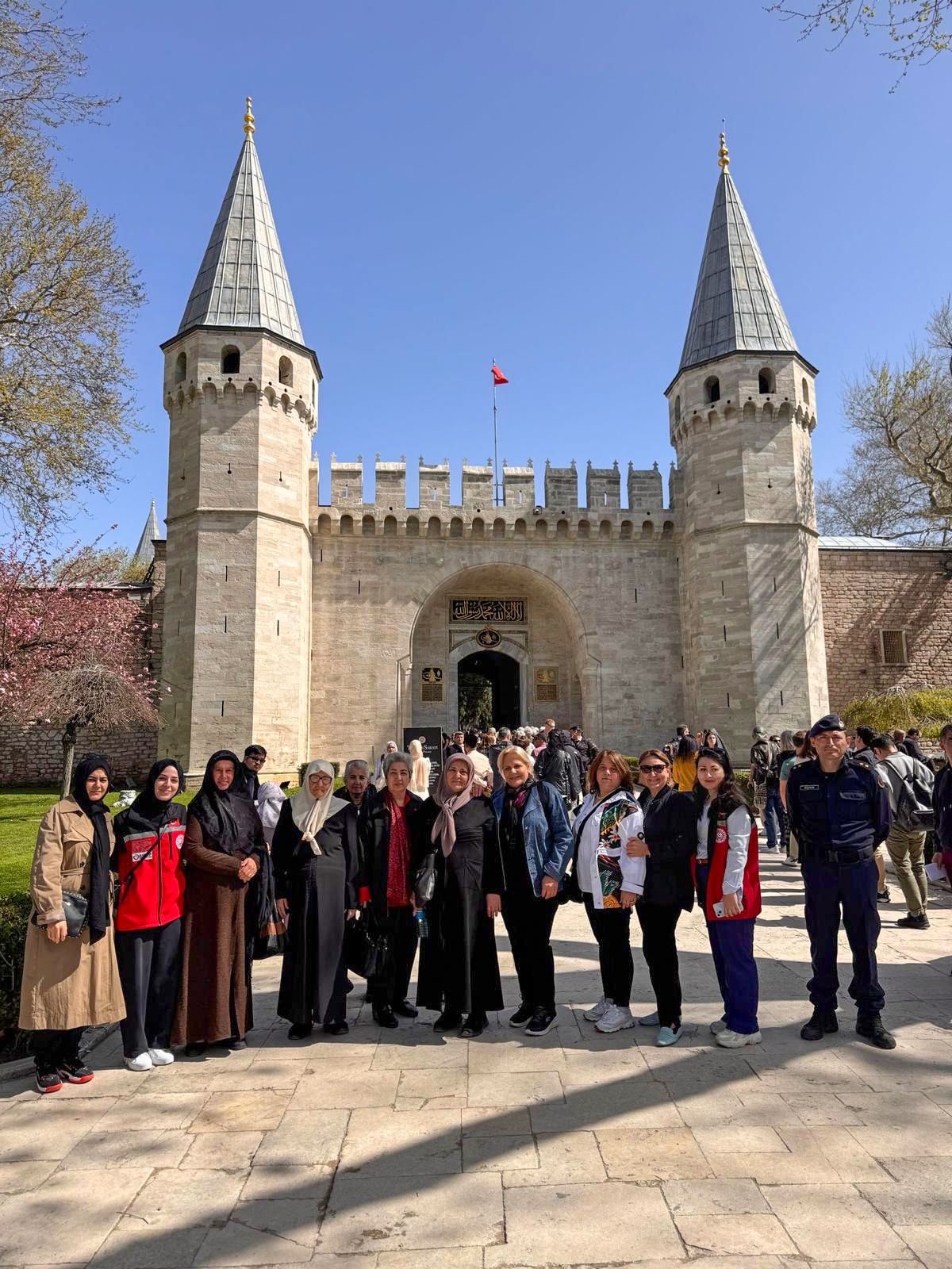 2025 'Aile Yılı' kapsamında "Ailemiz İnancımız, Ailemiz Geleneğimiz, Ailemiz Değerlerimiz" temasıyla Şehit Yakınlarımız ile Topkapı Sarayını ziyaret ediyoruz.