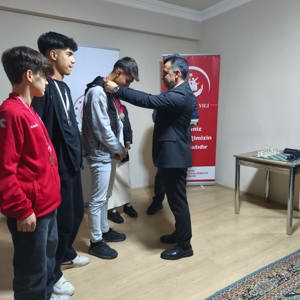 Çocuk Hizmetleri Genel Müdürlüğümüz tarafından düzenlenen 9.Türkiye Satranç Şampiyonası grup müsabakalarında, kuruluşumuzda bakım altında olan Mehmet Çeliker zekâsıyla hamle yaptı,yüreğiyle mücadele ederek şampiyonluk tahtına oturdu. - fotoğraf 3