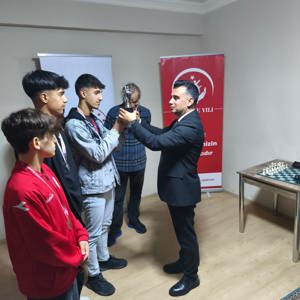 Çocuk Hizmetleri Genel Müdürlüğümüz tarafından düzenlenen 9.Türkiye Satranç Şampiyonası grup müsabakalarında, kuruluşumuzda bakım altında olan Mehmet Çeliker zekâsıyla hamle yaptı,yüreğiyle mücadele ederek şampiyonluk tahtına oturdu. - fotoğraf 1