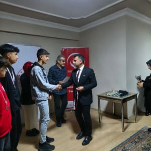Çocuk Hizmetleri Genel Müdürlüğümüz tarafından düzenlenen 9.Türkiye Satranç Şampiyonası grup müsabakalarında, kuruluşumuzda bakım altında olan Mehmet Çeliker zekâsıyla hamle yaptı,yüreğiyle mücadele ederek şampiyonluk tahtına oturdu. - fotoğraf 2