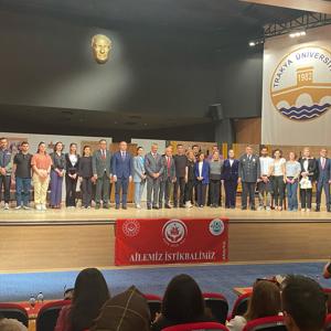 Aile Yılında “Yarınlara Geç Kalmadan” Adlı Tiyatro Oyununa Katılım Sağlandı. - fotoğraf 1