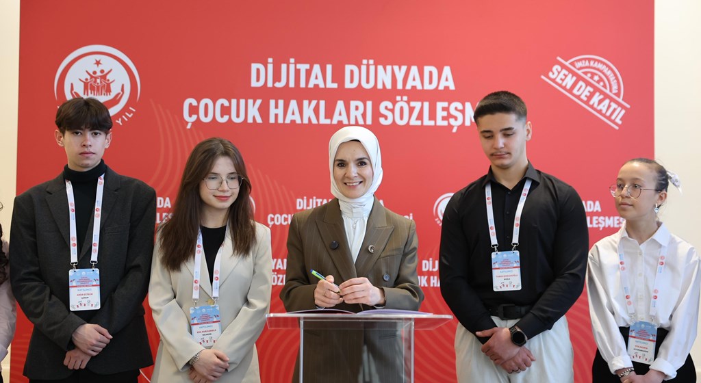 Aile ve Sosyal Hizmetler Bakanımız Göktaş, "Dijital Dünyada Çocuk Hakları Sözleşmesi"ne ilk imzayı attı