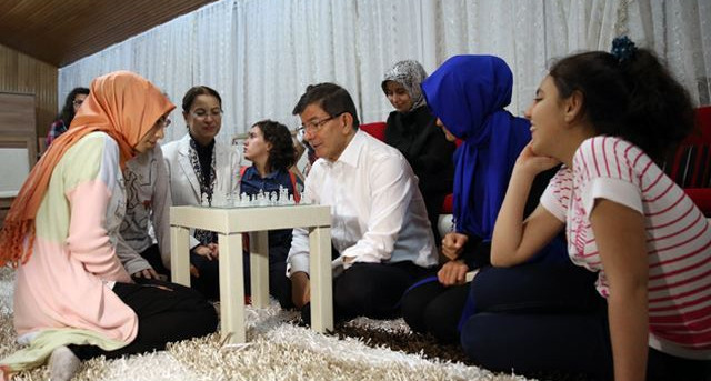 Başbakan Davutoğlu'ndan Başkent Çocuk Evi'ne sürpriz ziyaret