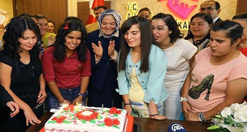 Bakan Gürcan çocukları makamında kabul etti.