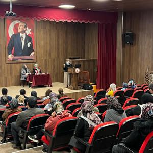 Aile Yılı Etkinlikleri Kapsamında "Online Dünyada Çocuk Olmak" Konulu Söyleşi Düzenlendi - fotoğraf 1