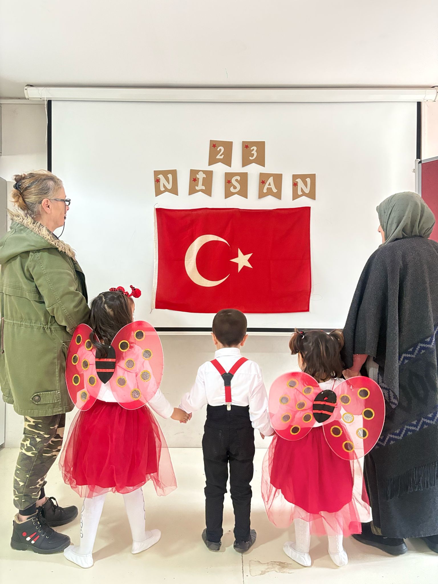 23 Nisan Ulusal Egemenlik ve Çocuk Bayramı münasebetiyle huzurevlerimizdeki çınarlarımız ile çocuk evlerimizde hizmet alan çocuklarımız bayram coşkusunu beraber yaşadılar. 