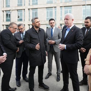 Bakanımız Sn. Mahinur Özdemir Göktaş, Valimiz Sn. Davut GÜL ve İl Müdürümüz Sn. Ömer TURAN Bahçelievler Şeyh Zayed Çocuk Evleri Sitesi inşaat alanında çalışmalarla ilgili bilgi aldılar. - fotoğraf 1