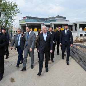 Bakanımız Sn. Mahinur Özdemir Göktaş, Valimiz Sn. Davut GÜL ve İl Müdürümüz Sn. Ömer TURAN Bahçelievler Şeyh Zayed Çocuk Evleri Sitesi inşaat alanında çalışmalarla ilgili bilgi aldılar. - fotoğraf 2