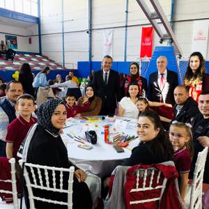 2025 Aile Yılı Etkinlikleri Kapsamında "Renklerin Serüveni: Aile Boyama Etkinliği" Coşkuyla Gerçekleşti!  - fotoğraf 8