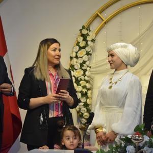 İl Müdürümüz Sayın Çiğdem AÇIKYILDIZ KAZEL, Evlenecek Gençlerin Desteklenmesi Projesi’nden faydalanan çiftimizin nikah törenine katıldı. - fotoğraf 4