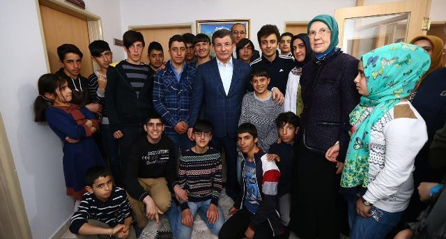 Başbakan Davutoğlu Bakan Ramazanoğlu'yla birlikte Bingöl Sevgi Evi'ni ziyaret etti