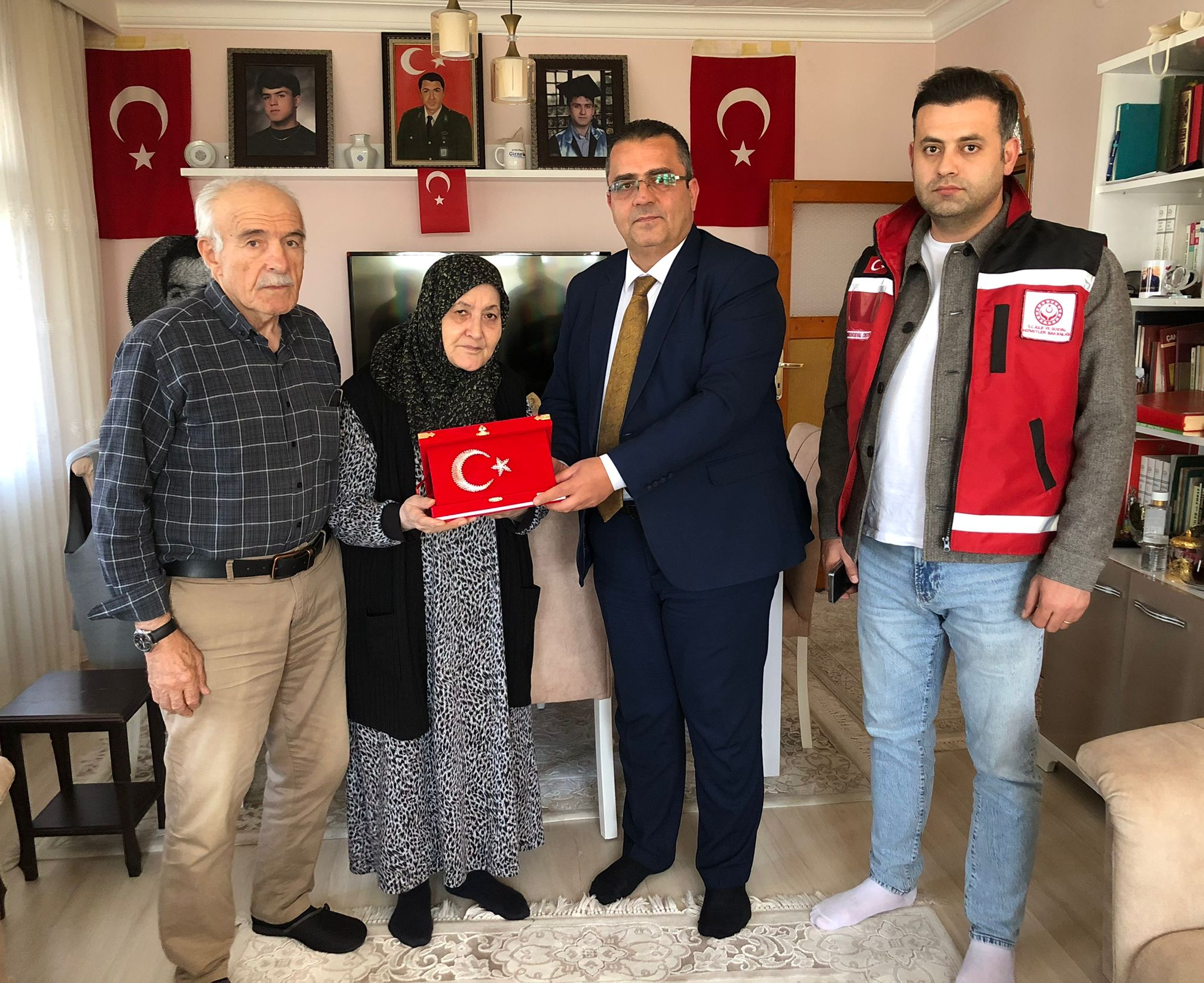 Kahraman şehidimiz Metehan ATMACA’ın  şehadetinin sene-i devriyesinde şehidimizin kıymetli emanetleri olan Mehmet amcamızı ve Hava teyzemizi ziyaret ettik.