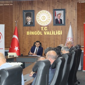 2025 Aile Yılı etkinlikleri kapsamında, Vali Yardımcısı Uğur Tutkan başkanlığında, İl Müdürümüz Abdulbari Aksoy ve il protokolünün katılımıyla, yapılacak faaliyetler hakkında toplantı gerçekleştirildi. - fotoğraf 2