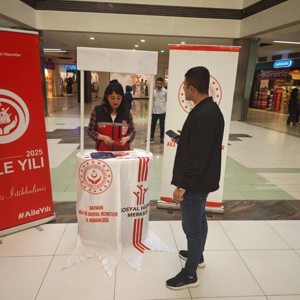 BatmanPark AVM’de yıl boyu devam edecek Aile Yılı faaliyetleri hakkında bilgi verildi ve broşür dağıtıldı. - fotoğraf 1