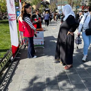 Sahaya çıkan ekiplerimiz mobil sosyal hizmet noktalarında koruyucu ve önleyici sosyal hizmet modelleri hakkında bilgilendirme ve broşür dağıtımı gerçekleştirilmiştir. - fotoğraf 3