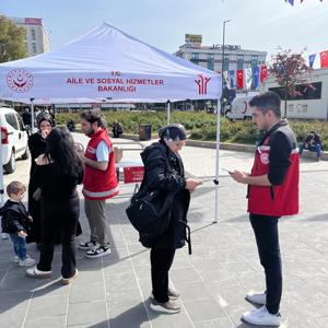 Sahaya çıkan ekiplerimiz mobil sosyal hizmet noktalarında koruyucu ve önleyici sosyal hizmet modelleri hakkında bilgilendirme ve broşür dağıtımı gerçekleştirilmiştir. - fotoğraf 2