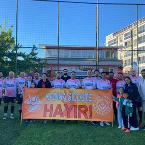 Futbol Maçında "Ailemiz İstikbalimiz" Ve "Kadına Şiddete Hayır" Pankartı Açıldı. - fotoğraf 2
