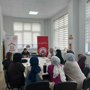 İlimiz genelindeki; Okullar, Kuran Kursları, Denetimli Serbestlik Müdürlükleri ve Aile Destek Merkezleri alanlarında Aile Eğitim Programı kapsamındaki eğitimlerimiz düzenli olarak devam ediyor. - fotoğraf 1