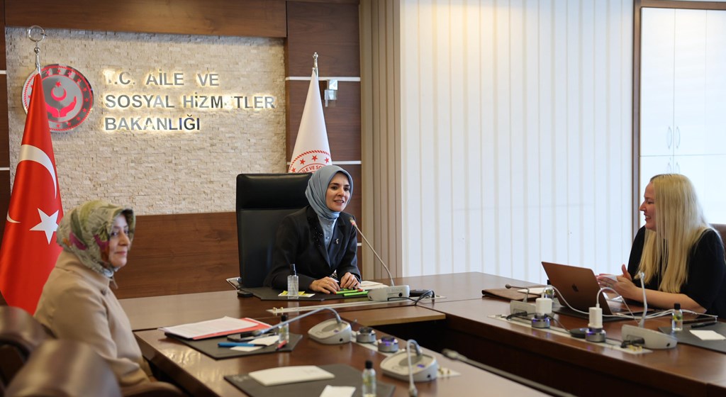 Bakanımız Göktaş'tan üniversite öğrencilerinin “koruyucu aile” konulu bitirme projesine destek