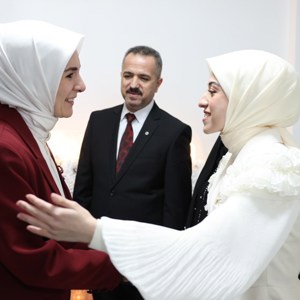 Aile ve Sosyal Hizmetler Bakanımız Göktaş, İstanbul'da kendisini sosyal medyadan davet eden gence kız istedi - fotoğraf 4