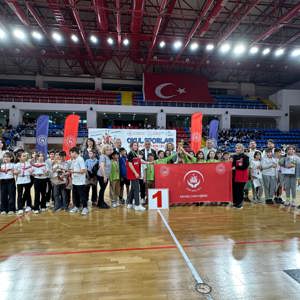 Aile ve Sosyal Hizmetler il Müdürlüğü olarak “Ailemiz Geleceğimiz” dedik Beylikdüzü Okul Sporları ödül töreninde çocuklarımız ile birlikte olduk. - fotoğraf 1