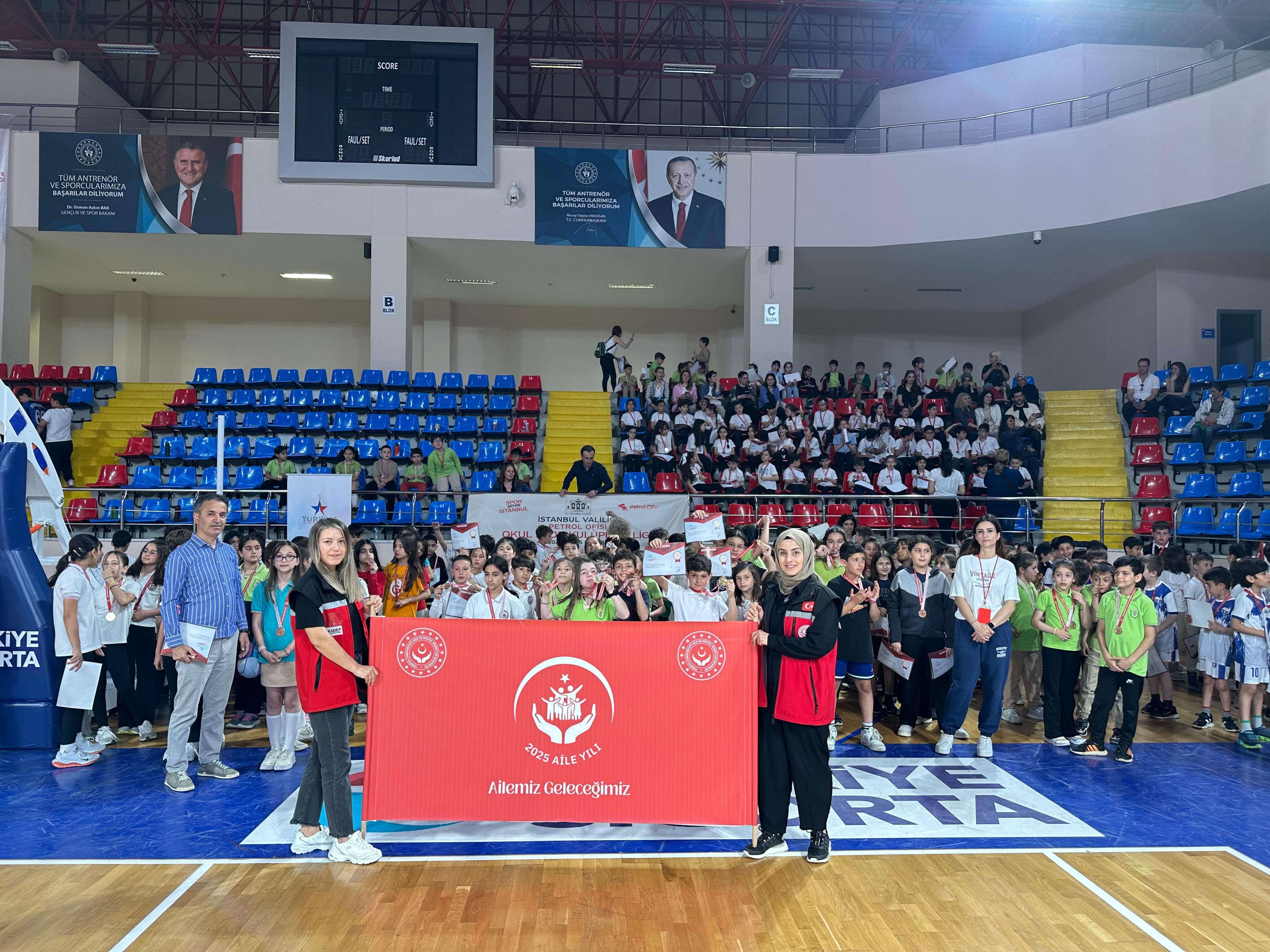Aile ve Sosyal Hizmetler il Müdürlüğü olarak “Ailemiz Geleceğimiz” dedik Beylikdüzü Okul Sporları ödül töreninde çocuklarımız ile birlikte olduk.
