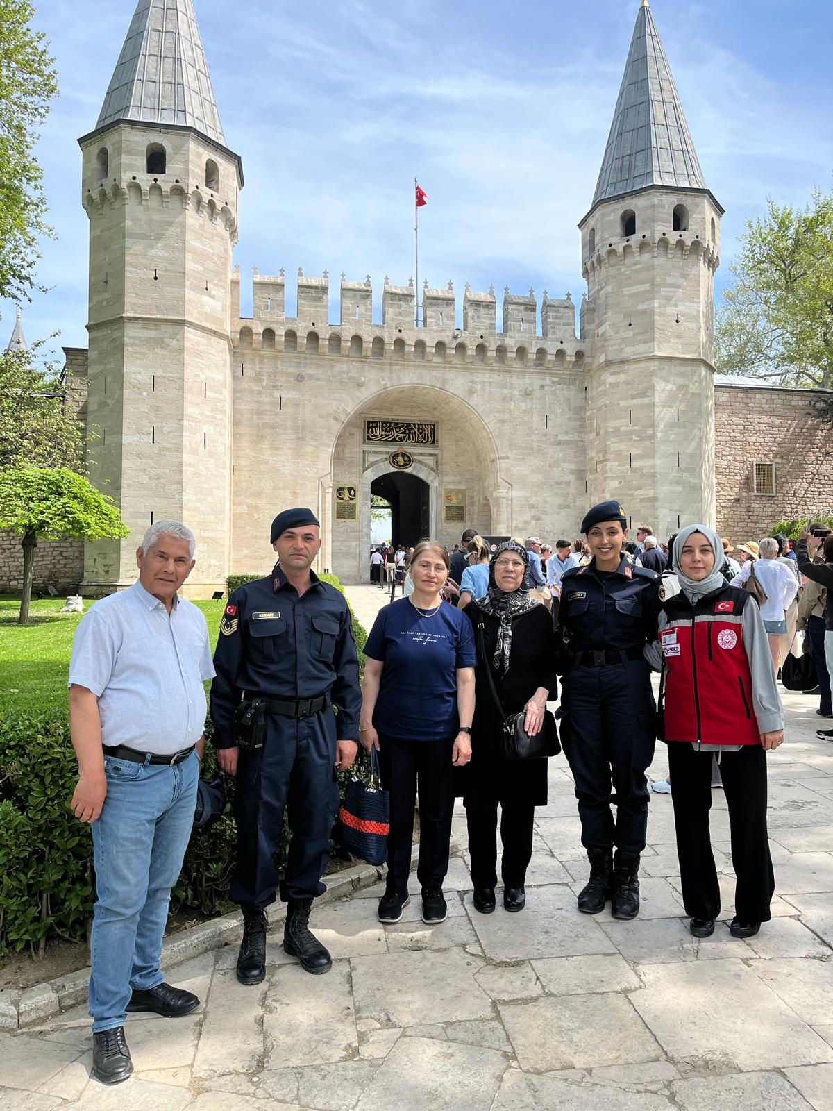 2025 'Aile Yılı' kapsamında "Ailemiz İnancımız, Ailemiz Geleneğimiz, Ailemiz Değerlerimiz" temasıyla Şehit Yakınlarımız ile Topkapı Sarayını ziyaret ediyoruz.