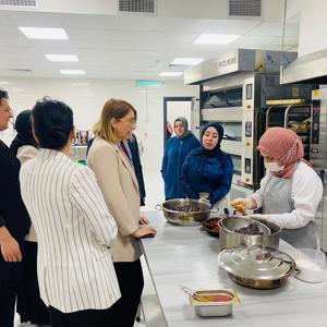 Vali Yardımcımız Sn. Serap ÖZMEN ÇETİN ve İl Müdürümüz Ömer TURAN’ ın katılımlarıyla ziyaret gerçekleştirilmiştir. 2025 Aile Yılında kadın kooperatiflerine destek çalışmalarımız sürmektedir. - fotoğraf 3