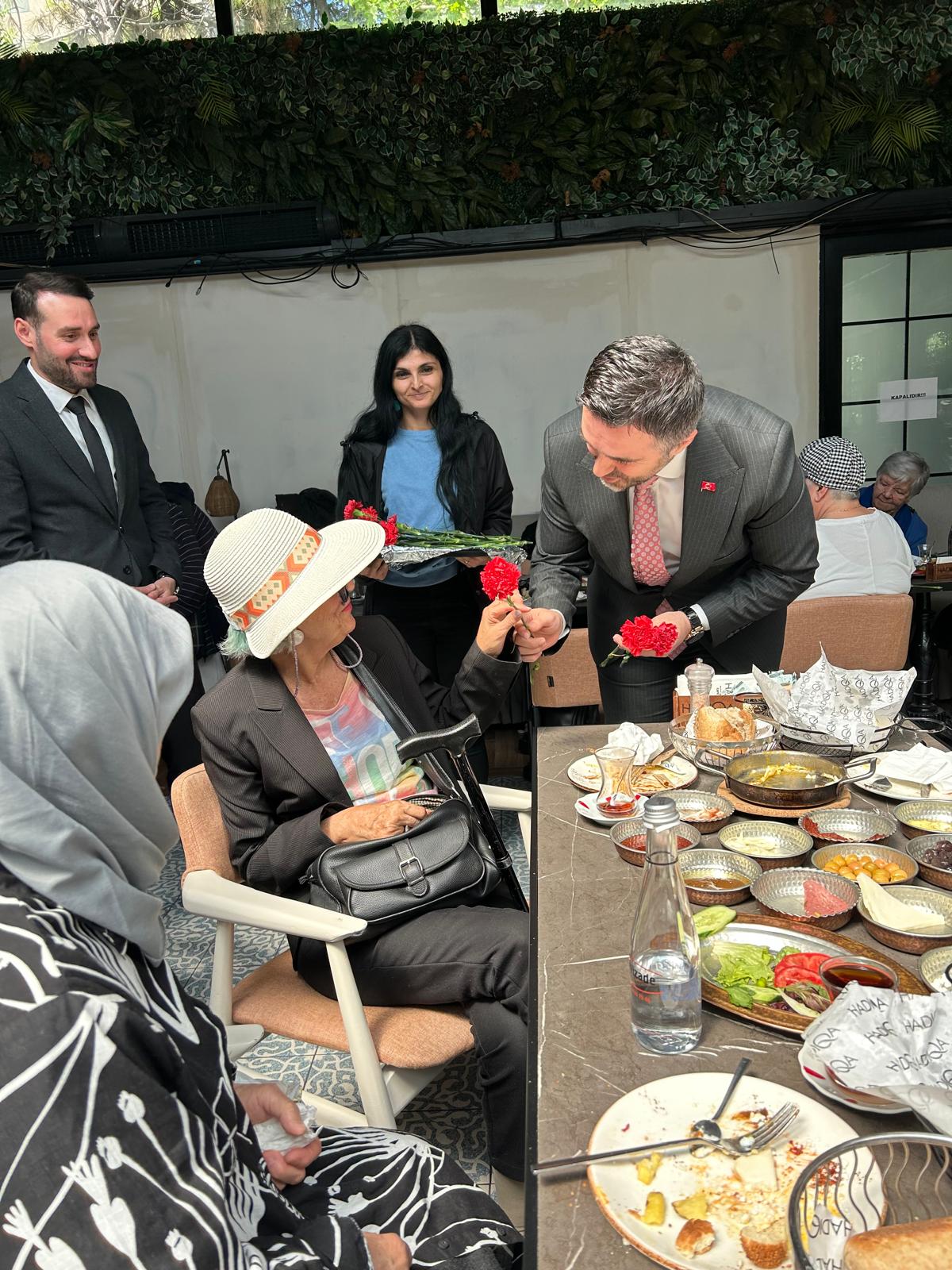 Anneler Günü münasebetiyle İl Müdürümüz Sn. Ömer TURAN, huzurevlerimizde ikamet eden kıymetli büyüklerimizin, Anneler Günü'nü kutladı.