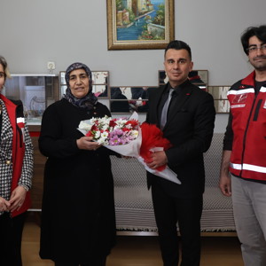 Şehit Eşi Nezahat Üstündağ’ın Anneler Günü Ziyareti - fotoğraf 1