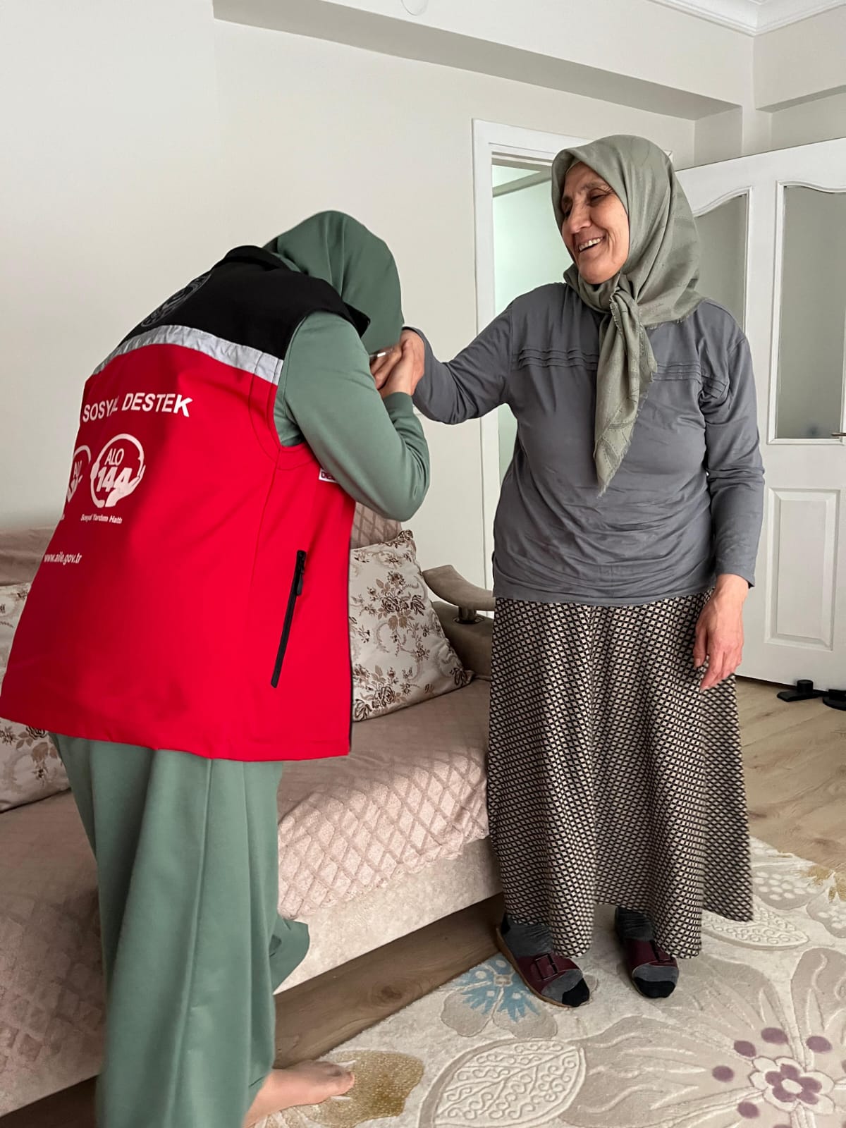 Anneler Günü münasebetiyle İl Müdürlüğümüze bağlı Sosyal Hizmet Merkezlerimiz tarafından İl genelinde kıymetli Şehit Annelerimize, Anneler Günü ziyaretleri gerçekleştirdik. 