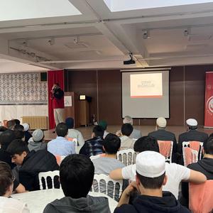 Okullar, Kuran Kursları, Denetimli Serbestlik Müdürlükleri ve Aile Destek Merkezleri alanlarında Aile Eğitim Programı kapsamında verilen eğitimlerimiz düzenli olarak devam ediyor.  - fotoğraf 3