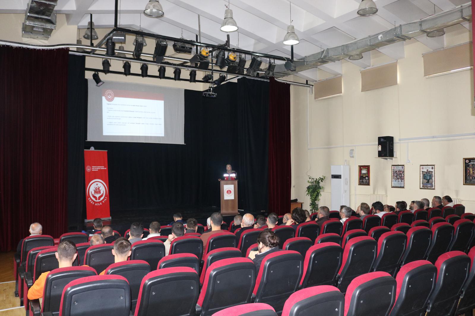 Okullar, Kuran Kursları, Denetimli Serbestlik Müdürlükleri ve Aile Destek Merkezleri alanlarında Aile Eğitim Programı kapsamında verilen eğitimlerimiz düzenli olarak devam ediyor. 