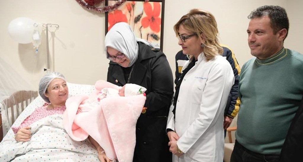 Bakan Selçuk Ankara’da Yılın İlk Bebeğini Ziyaret Etti