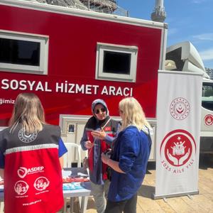 Mobil Sosyal Hizmet Sunumu ile Aile Yılı, Aile Odaklı Koruyucu ve Önleyici Sosyal Hizmet Modellerine ilişkin bilgilendirme ve farkındalık çalışması broşür dağıtımıyla gerçekleştirilmiştir. - fotoğraf 1