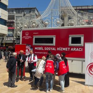 Mobil Sosyal Hizmet Sunumu ile Aile Yılı, Aile Odaklı Koruyucu ve Önleyici Sosyal Hizmet Modellerine ilişkin bilgilendirme ve farkındalık çalışması broşür dağıtımıyla gerçekleştirilmiştir. - fotoğraf 2