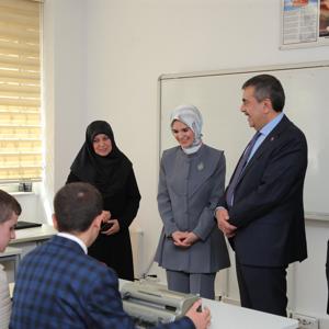 Bakanımız Göktaş, Bakan Tekin ile Kani Karaca Görme Engelliler İmam Hatip Anadolu Lisesi'ni ziyaret etti - fotoğraf 3