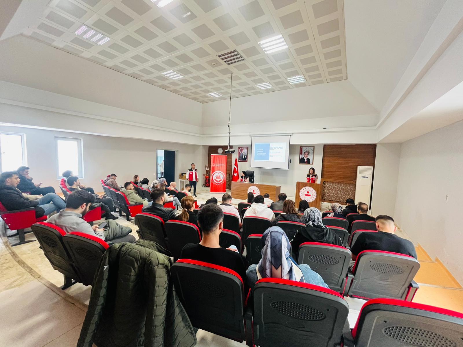 2025 Aile Yılı kapsamında 'Evlenecek Gençlerin Desteklenmesi Projesi' ile Evlilik Kredisi onaylanan çiftlerimize 'Evlilik Öncesi Eğitim Programı' kapsamında eğitimler vermeye devam ediyoruz.