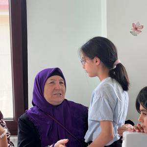 Göztepe Semiha Şakir Huzurevi sakinlerimiz, Bakanlığımızın "Torunum Olur Musun?" projesi kapsamında Galip Öztürk Çocuk Evleri Sitemizdeki çocuklarımız ile bir araya gelmiştir.  - fotoğraf 1