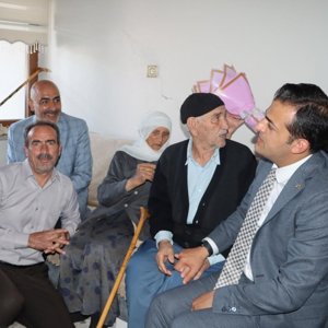 2025 Aile Yılı ve Anneler Günü kapsamında,Vali Yardımcısı Uğur TUTKAN,İl Müdürümüz Abdulbari AKSOY ve BİŞHAK Başk. Vahap BAYSAL; Şehit Abdulselam ARIBOĞA'nın kıymetli annesini ziyaret ederek Anneler Günü’nü kutladılar.  - fotoğraf 3