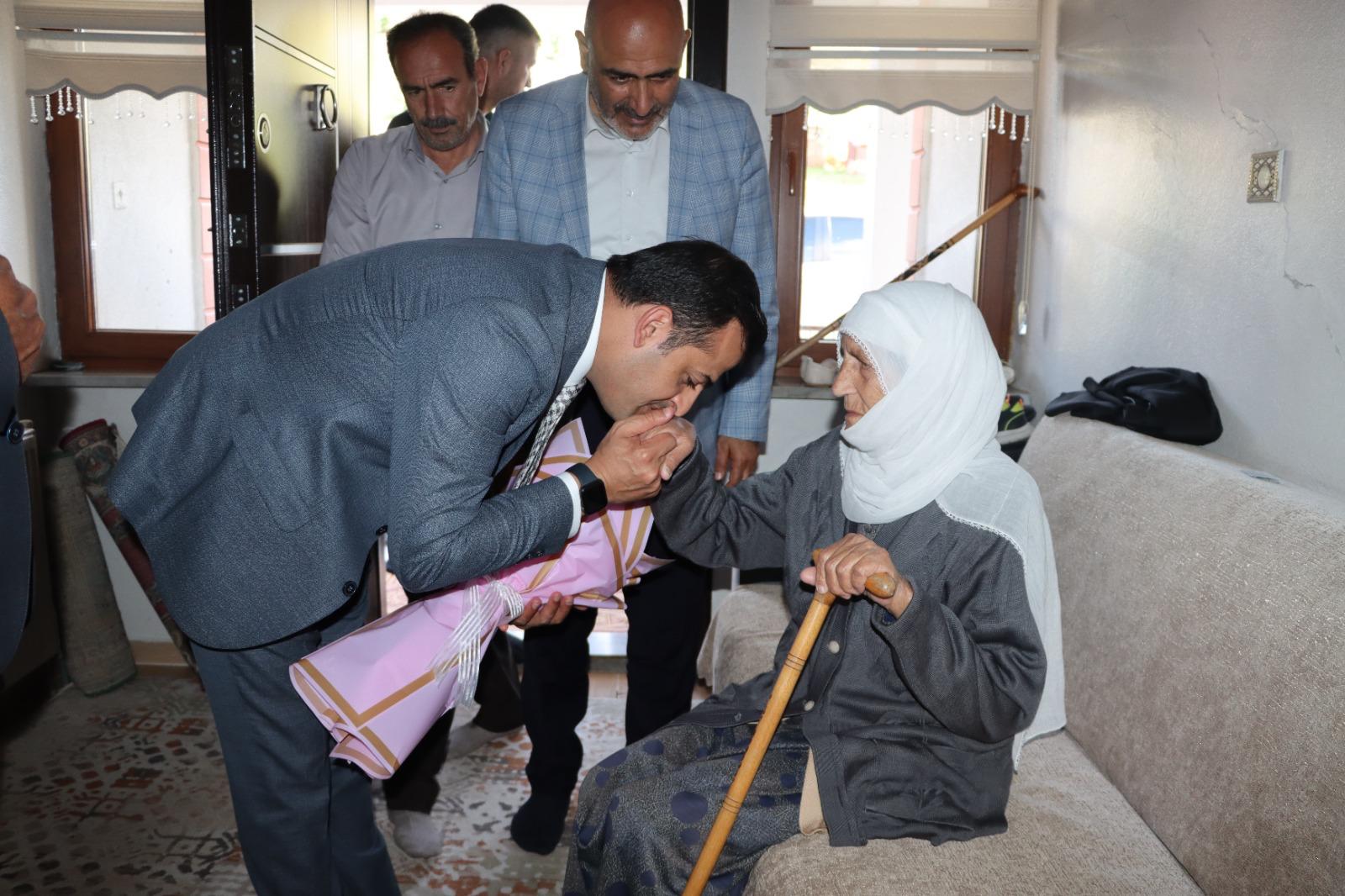 2025 Aile Yılı ve Anneler Günü kapsamında,Vali Yardımcısı Uğur TUTKAN,İl Müdürümüz Abdulbari AKSOY ve BİŞHAK Başk. Vahap BAYSAL; Şehit Abdulselam ARIBOĞA'nın kıymetli annesini ziyaret ederek Anneler Günü’nü kutladılar. 