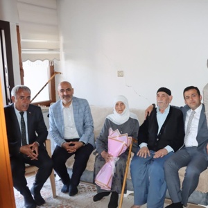 2025 Aile Yılı ve Anneler Günü kapsamında,Vali Yardımcısı Uğur TUTKAN,İl Müdürümüz Abdulbari AKSOY ve BİŞHAK Başk. Vahap BAYSAL; Şehit Abdulselam ARIBOĞA'nın kıymetli annesini ziyaret ederek Anneler Günü’nü kutladılar.  - fotoğraf 4