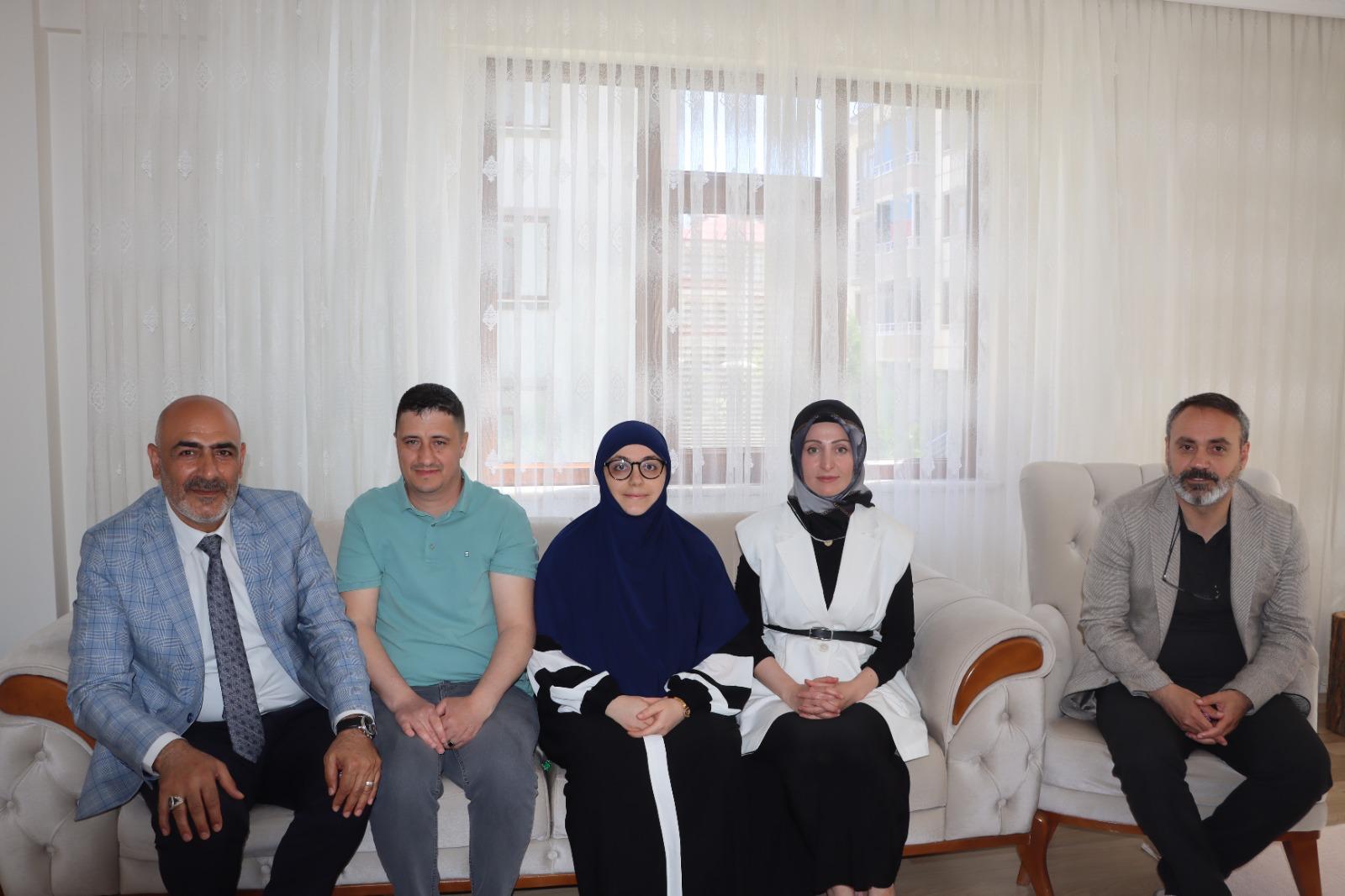 2025 Aile Yılı ve Anneler Günü kapsamında,İl Müdürümüz Abdulbari AKSOY ve İl Müdür Yardımcımız Orhan VARAN ile birlikte Koruyucu Ailelerimizden Nur KANHAN'ı ziyaret ederek Anneler Günü’nü kutladılar.  Tüm annelerimize sağlık ve mutluluk dolu bir yaşam dileriz.