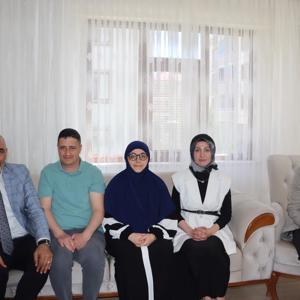 2025 Aile Yılı ve Anneler Günü kapsamında,İl Müdürümüz Abdulbari AKSOY ve İl Müdür Yardımcımız Orhan VARAN ile birlikte Koruyucu Ailelerimizden Nur KANHAN'ı ziyaret ederek Anneler Günü’nü kutladılar.  Tüm annelerimize sağlık ve mutluluk dolu bir yaşam dileriz. - fotoğraf 1