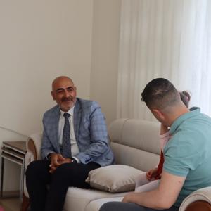 2025 Aile Yılı ve Anneler Günü kapsamında,İl Müdürümüz Abdulbari AKSOY ve İl Müdür Yardımcımız Orhan VARAN ile birlikte Koruyucu Ailelerimizden Nur KANHAN'ı ziyaret ederek Anneler Günü’nü kutladılar.  Tüm annelerimize sağlık ve mutluluk dolu bir yaşam dileriz. - fotoğraf 3