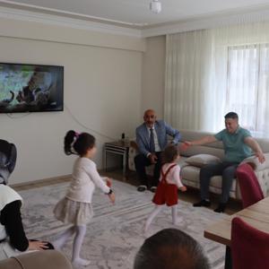 2025 Aile Yılı ve Anneler Günü kapsamında,İl Müdürümüz Abdulbari AKSOY ve İl Müdür Yardımcımız Orhan VARAN ile birlikte Koruyucu Ailelerimizden Nur KANHAN'ı ziyaret ederek Anneler Günü’nü kutladılar.  Tüm annelerimize sağlık ve mutluluk dolu bir yaşam dileriz. - fotoğraf 2