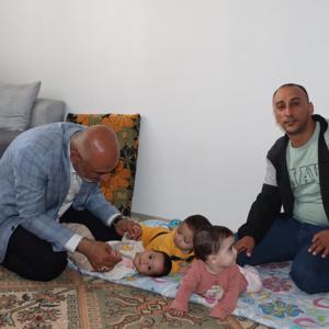 2025 Aile Yılı ve Anneler Günü kapsamında,İl Müdürümüz Abdulbari Aksoy ve İl Müdür Yardımcımız Orhan Varan,2024 yılında üçüz çocuklarını dünyaya getiren anne Zeynep Asutay’ı ziyaret ederek Anneler Günü’nü kutladılar. - fotoğraf 2