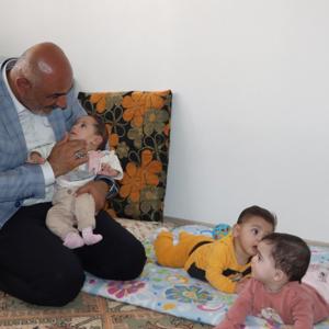2025 Aile Yılı ve Anneler Günü kapsamında,İl Müdürümüz Abdulbari Aksoy ve İl Müdür Yardımcımız Orhan Varan,2024 yılında üçüz çocuklarını dünyaya getiren anne Zeynep Asutay’ı ziyaret ederek Anneler Günü’nü kutladılar. - fotoğraf 1