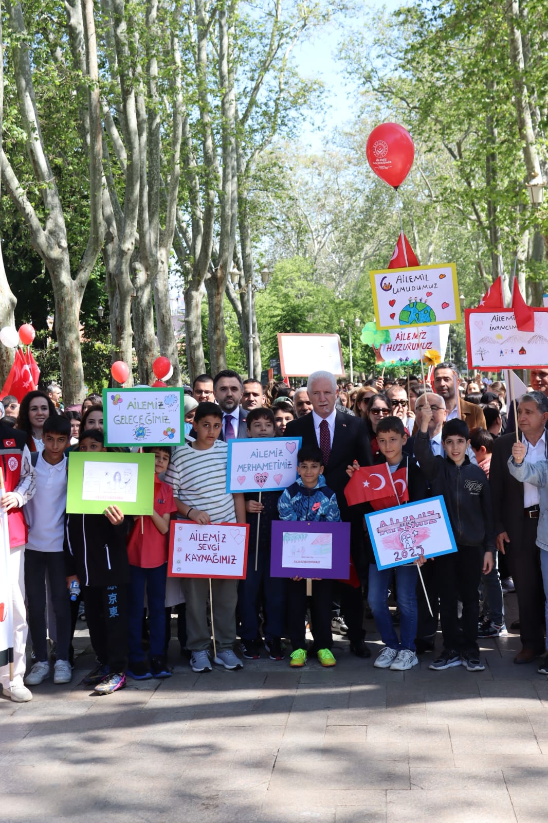 İstanbul İl Müdürlüğü olarak Bakanlığımız tarafından 2025 “Aile Yılı” kapsamında, 15 Mayıs Uluslararası Aile Günü'nde 81 ilde eş zamanlı olarak “Aile Yılı Yürüyüşü” düzenledik.